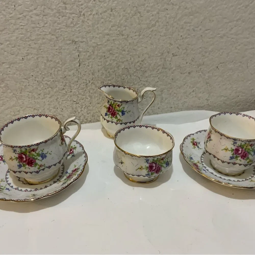 Set 6VINTAGE ROYAL ALBERT FINE BONE CHINA PETIT POINT PATTERN TEA CUP & saucers